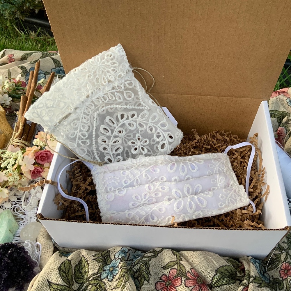 Face mask with face mask bag